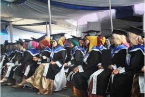 Ratusan mahasiswa STKIP Muhammadiyah saat mengikuti prosesi wisuda.